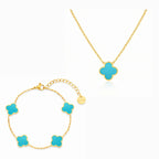 Ocean Clover Schmuck Set mit goldfarbener Kette und Armband mit türkisblauem Kleeblatt Design, klar und modern auf reinweißem Hintergrund.