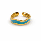 Goldener Ring mit türkisfarbener Emaille im Wellen-Design, modern und minimalistisch, größenverstellbar, wasserfester und hautfreundlicher Damenschmuck von Selnaura