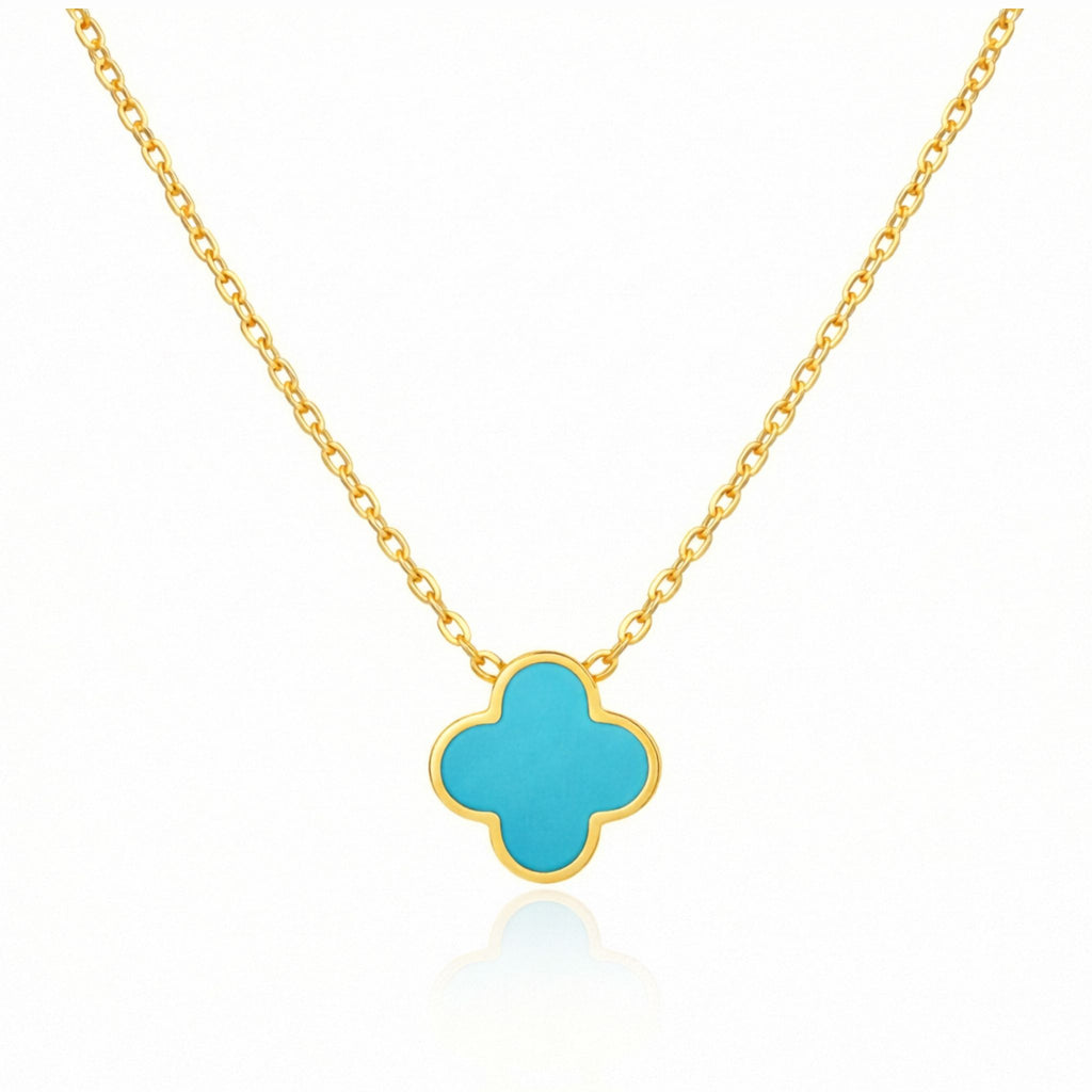 Goldene Kleeblatt-Halskette mit türkisfarbenem Anhänger, elegante Damenkette aus Edelstahl mit Clover-Design, minimalistischer Glücksschmuck, feine Kette auf weißem Hintergrund