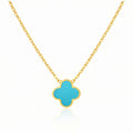 Goldene Kleeblatt-Halskette mit türkisfarbenem Anhänger, elegante Damenkette aus Edelstahl mit Clover-Design, minimalistischer Glücksschmuck, feine Kette auf weißem Hintergrund