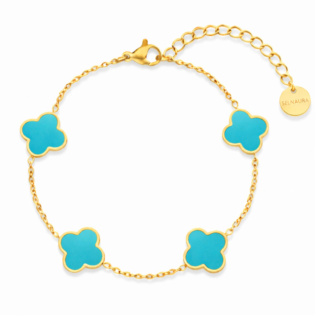 Goldenes Kleeblatt-Armband mit türkisfarbenen Emaille-Elementen, filigrane Damenarmband-Kette aus Edelstahl, verstellbar, eleganter Schmuck im Clover-Design auf weißem Hintergrund