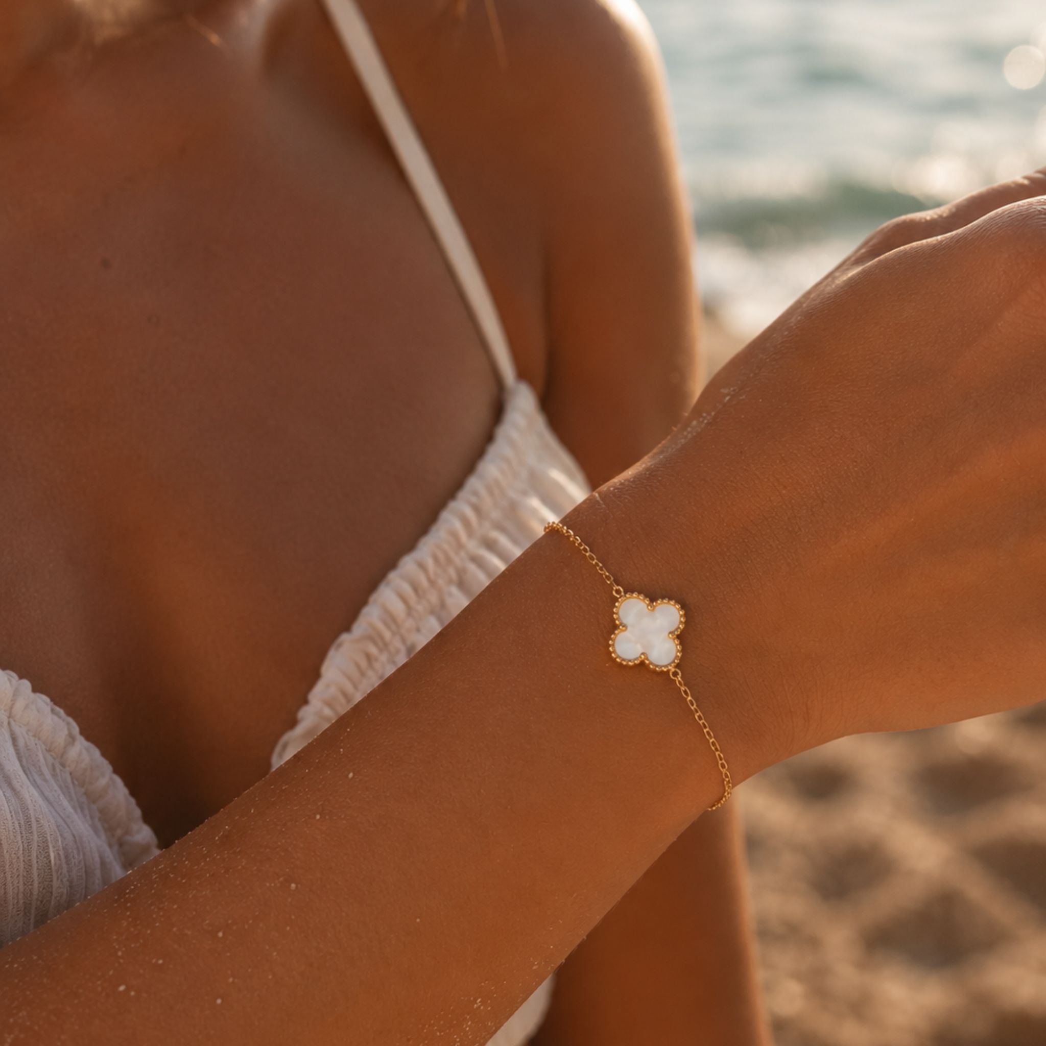 Pearl Clover Armband in Gold mit Perlmutt Kleeblatt am Handgelenk