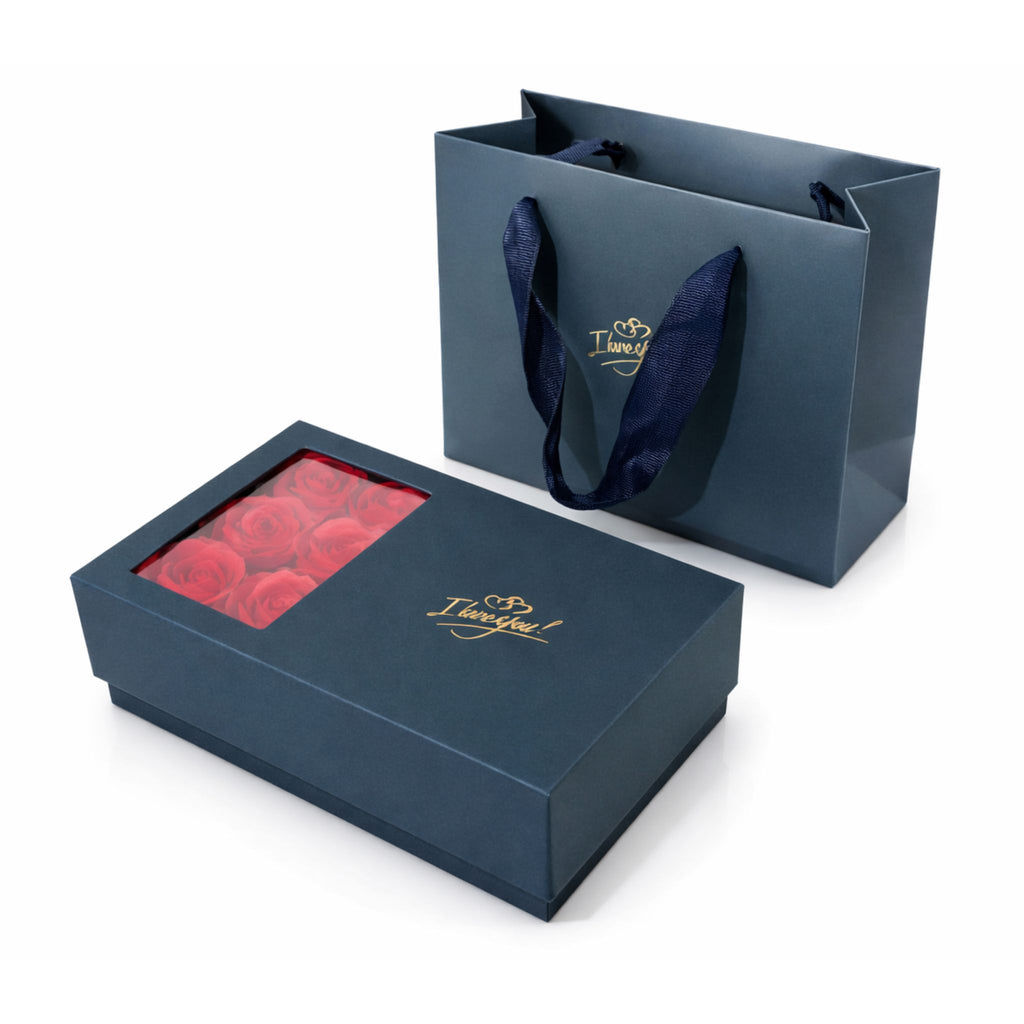 Elegante Geschenkbox mit roten Rosen, Sichtfenster und passender Geschenktasche.
