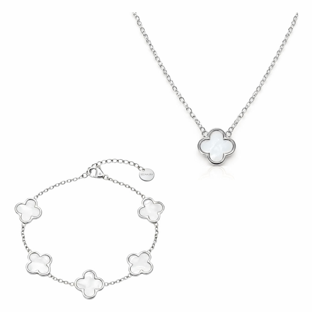 Pure Clover Schmuck-Set in Silberoptik mit Kette und Armband mit weißem Kleeblatt-Design, minimalistisch arrangiert auf reinweißem Hintergrund