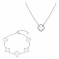 Pure Clover Schmuck-Set in Silberoptik mit Kette und Armband mit weißem Kleeblatt-Design, minimalistisch arrangiert auf reinweißem Hintergrund