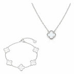 Pure Clover Schmuck-Set in Silberoptik mit Kette und Armband mit weißem Kleeblatt-Design, minimalistisch arrangiert auf reinweißem Hintergrund