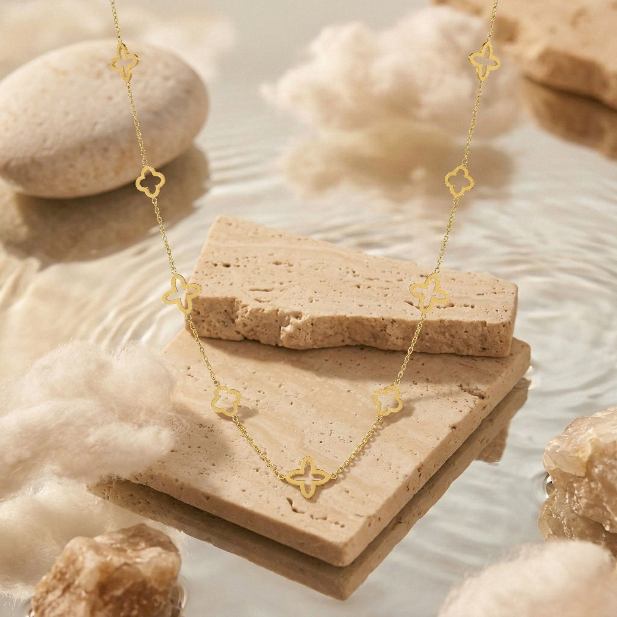 Kleeblatt Halskette in Gold mit filigranen, gleichmäßig verteilten Anhängern, zeitloses Design, eleganter Modeschmuck für Damen