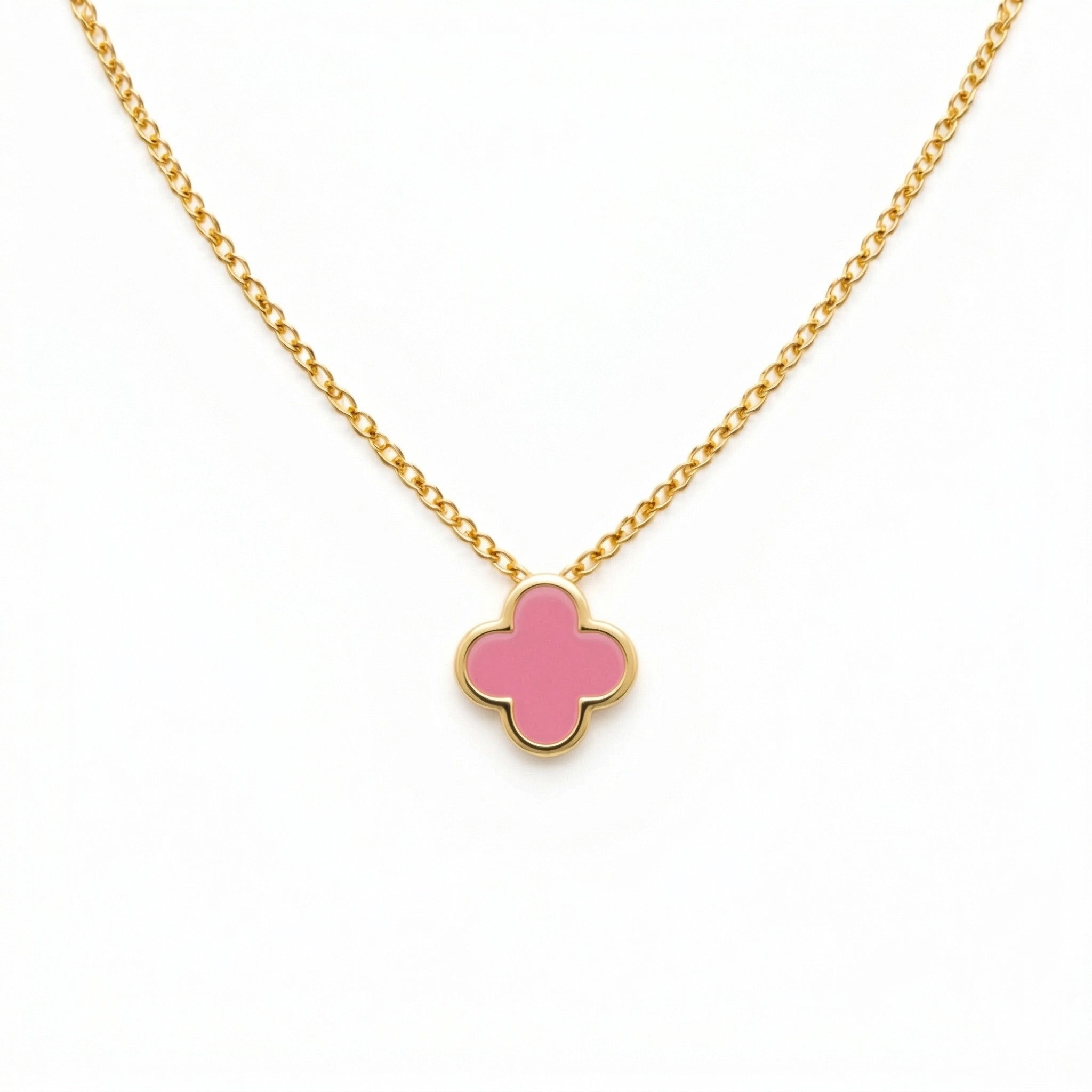 Rosé Aura Clover Kette – goldene Halskette mit roséfarbenem Kleeblatt Anhänger von Selnaura