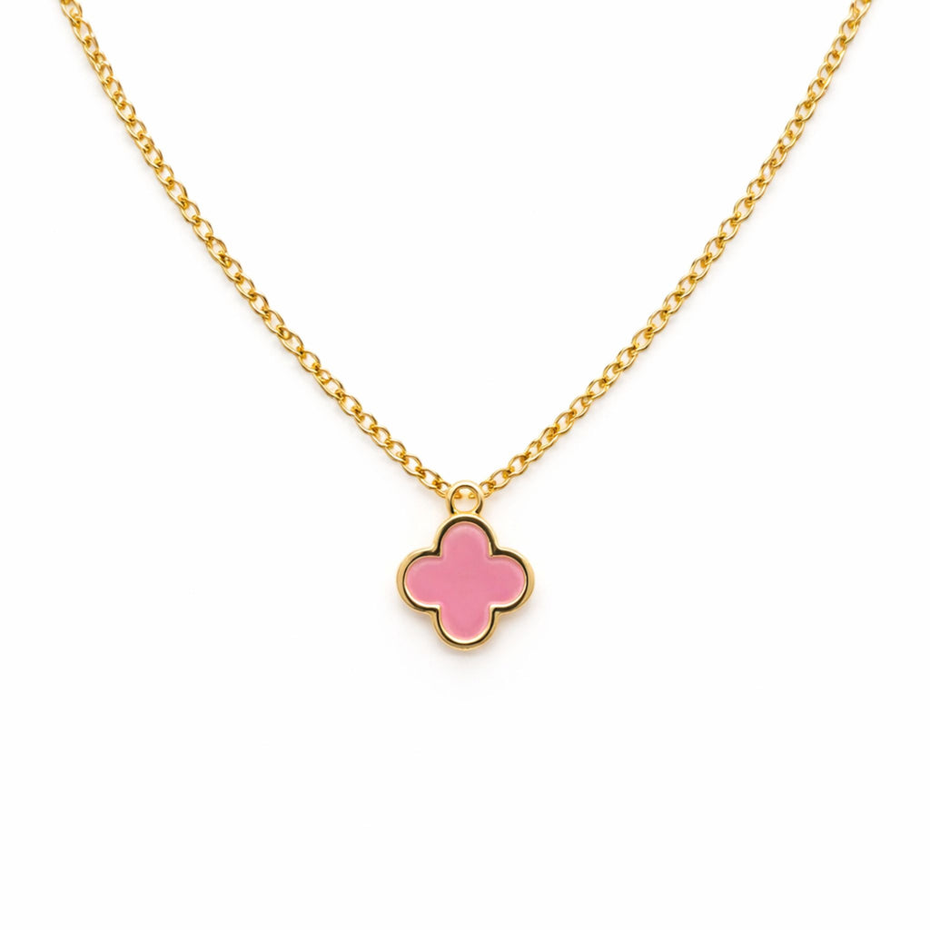 Rosé Aura Clover Kette – goldene Halskette mit roséfarbenem Kleeblatt Anhänger von Selnaura