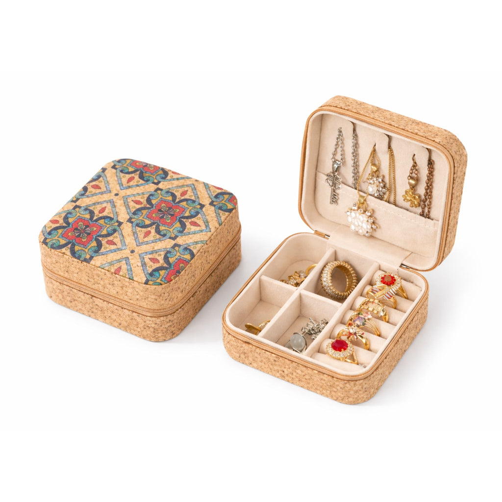 Schmuck-Reisebox aus Naturkork mit Reißverschluss, Spiegel und Fächern für Ringe, Ketten und Ohrringe.