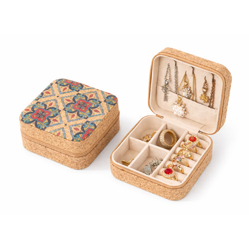Schmuck-Reisebox aus Naturkork mit Reißverschluss, Spiegel und Fächern für Ringe, Ketten und Ohrringe.