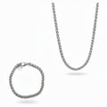 Silver Chain Schmuck Set mit silberfarbener Kette und passendem Armband im Kettendesign, minimalistisch auf reinweißem Hintergrund für Männer.