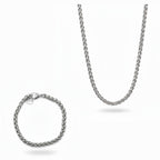 Silver Chain Schmuck Set mit silberfarbener Kette und passendem Armband im Kettendesign, minimalistisch auf reinweißem Hintergrund für Männer.