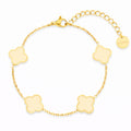 Goldenes Kleeblatt-Armband mit vier polierten beigen Clover-Elementen – elegantes Damenarmband aus Edelstahl, zeitloses Schmuckdesign auf weißem Hintergrund“