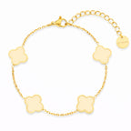 Goldenes Kleeblatt-Armband mit vier polierten beigen Clover-Elementen – elegantes Damenarmband aus Edelstahl, zeitloses Schmuckdesign auf weißem Hintergrund“