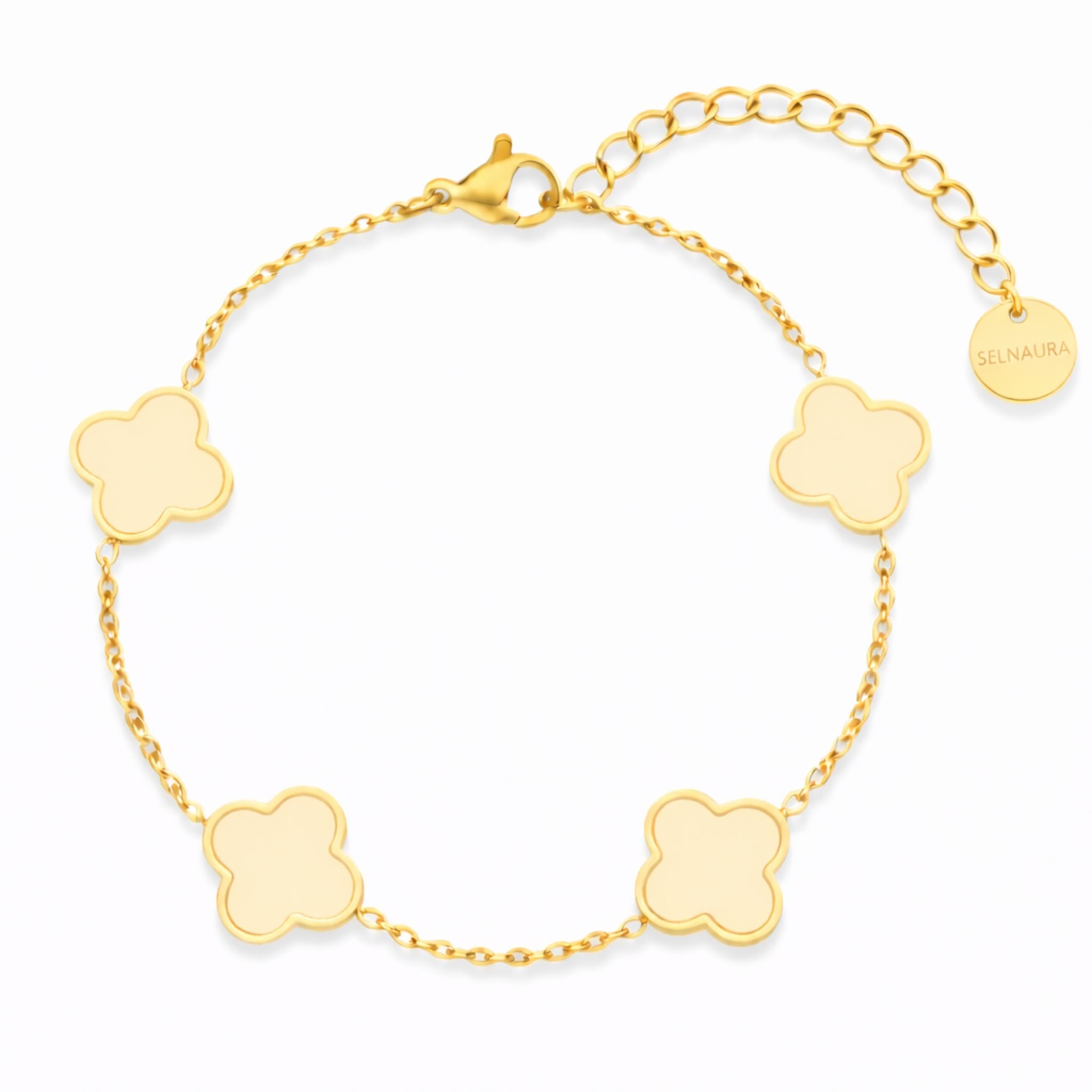 Goldenes Kleeblatt-Armband mit vier polierten beigen Clover-Elementen – elegantes Damenarmband aus Edelstahl, zeitloses Schmuckdesign auf weißem Hintergrund“