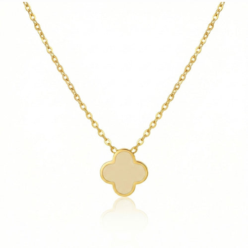 Goldene Kleeblatt-Halskette mit poliertem Clover-Anhänger – minimalistischer Damenschmuck aus Edelstahl, zeitloses Design auf weißem Hintergrund