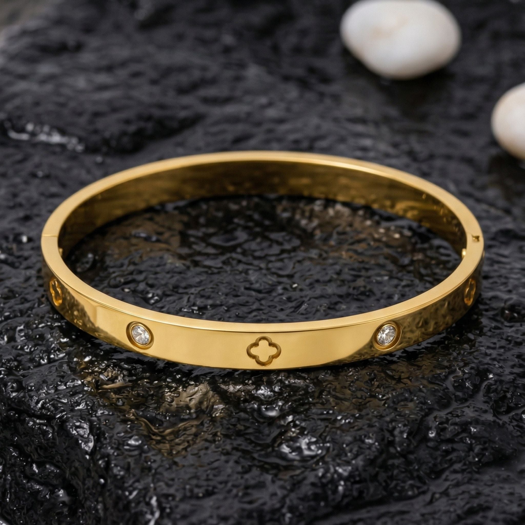 Goldfarbener Armreif mit Zirkonia-Akzenten und Kleeblatt-Motiv, eleganter Damenschmuck