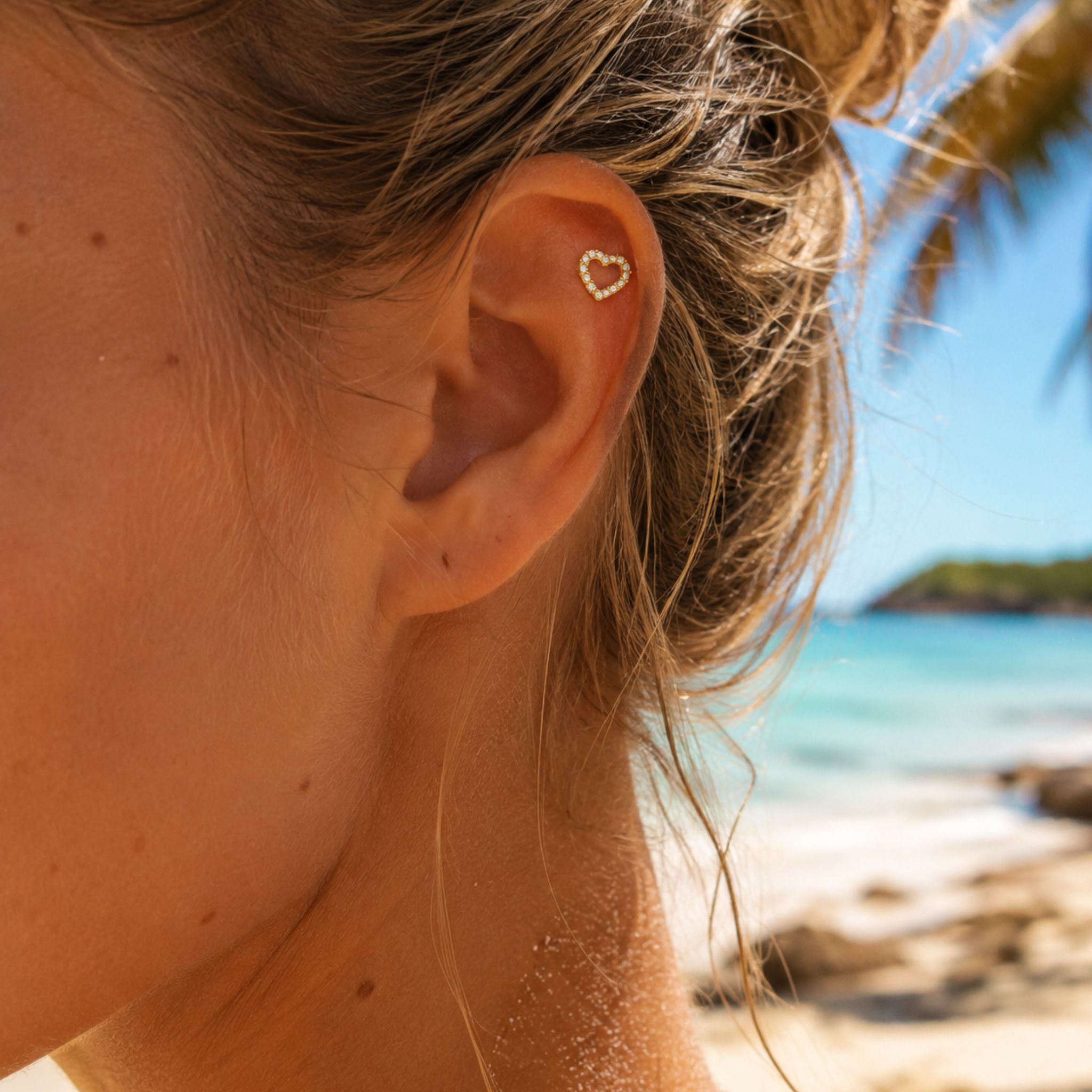 Amora Heart Piercing Gold mit Herzform und Zirkonia im Ohr getragen