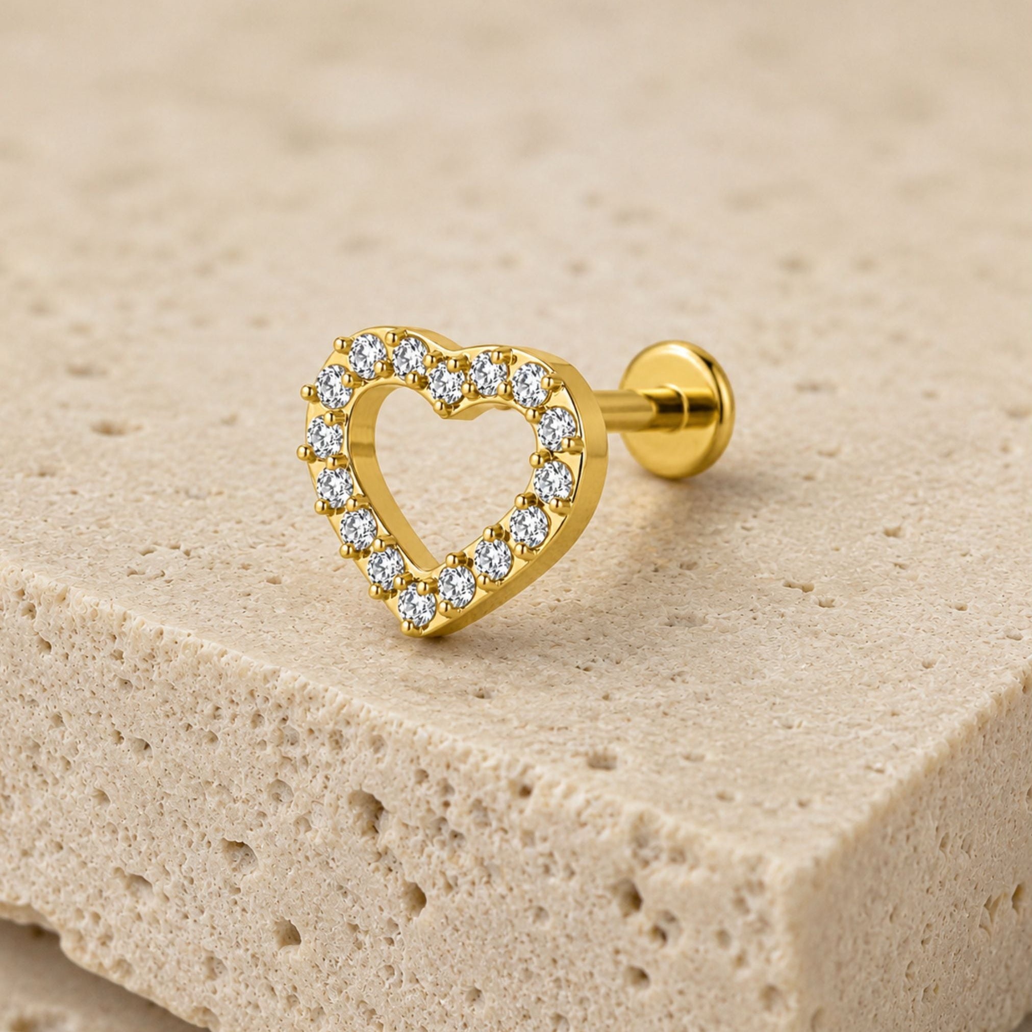 Herz Piercing Gold aus G23 Titan mit funkelnden Zirkonia Steinen