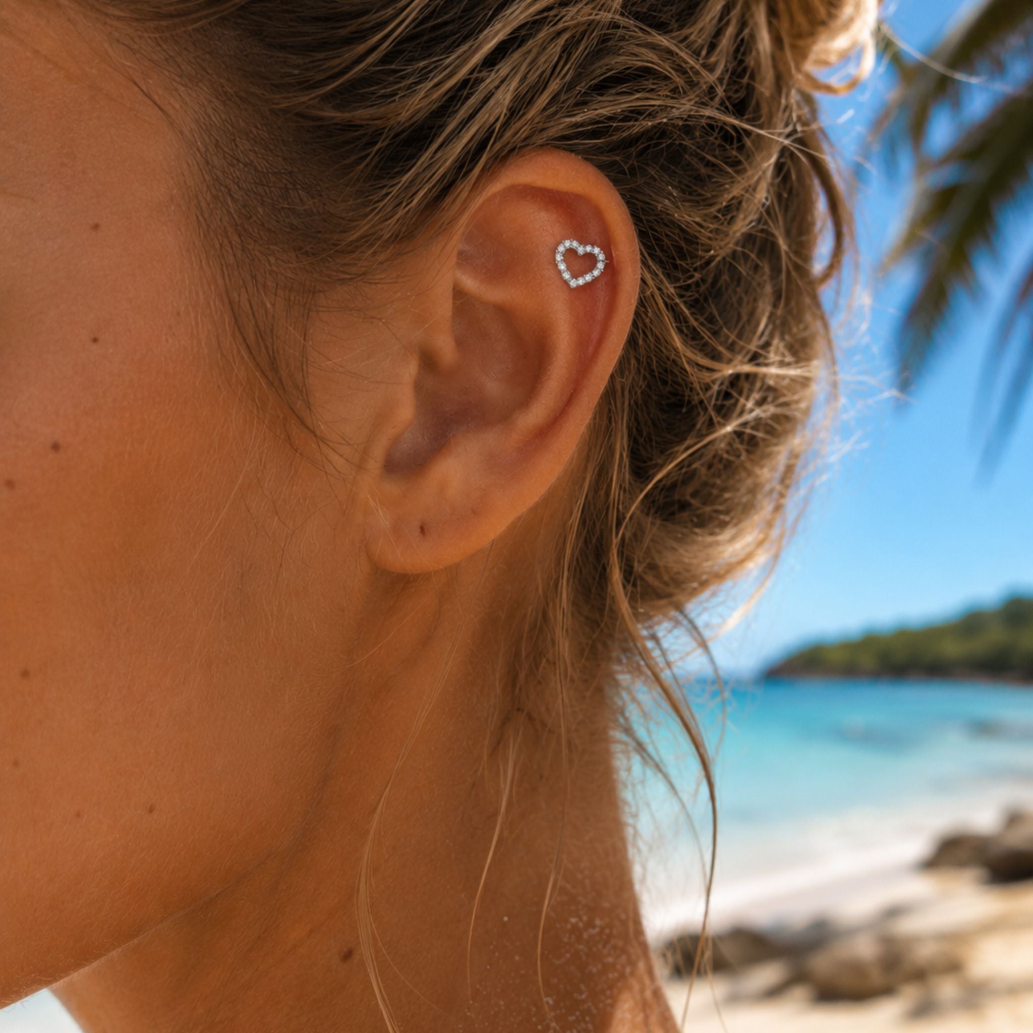 Amora Heart Piercing Silber mit Herzform und Zirkonia im Ohr