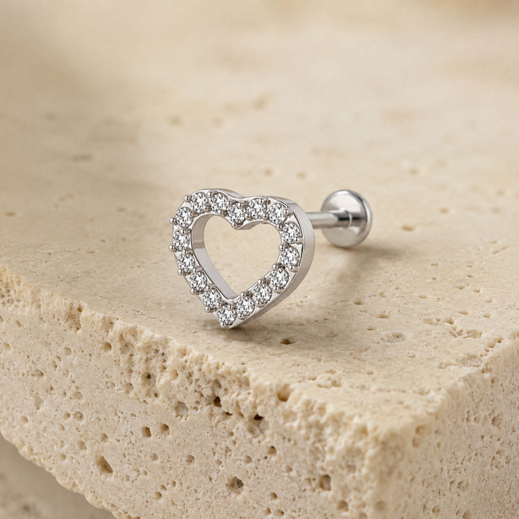 Herz Piercing Silber aus G23 Titan mit hochwertigen Zirkonia
