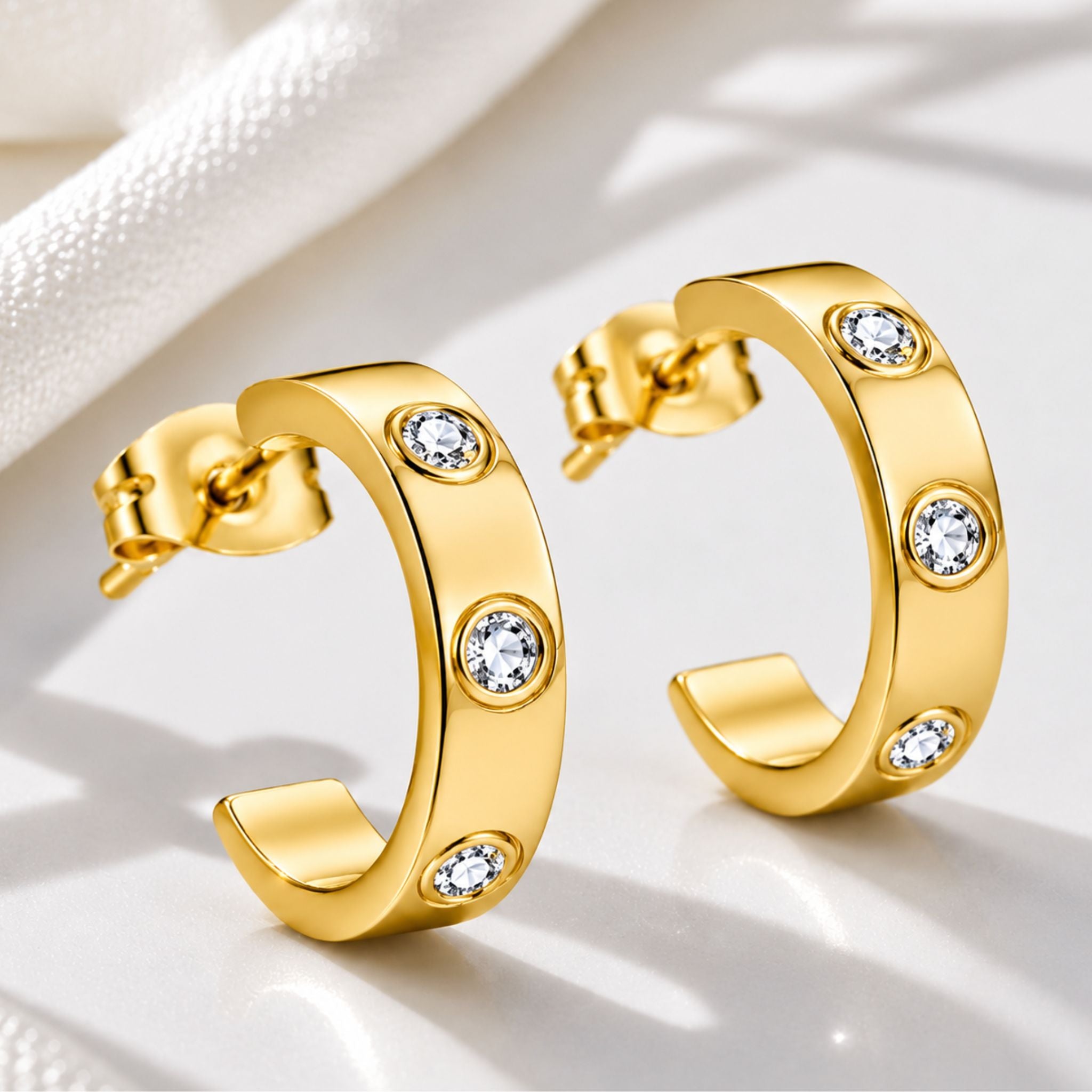 Goldene Creolen mit funkelnden Zirkonia Steinen in modernem Design