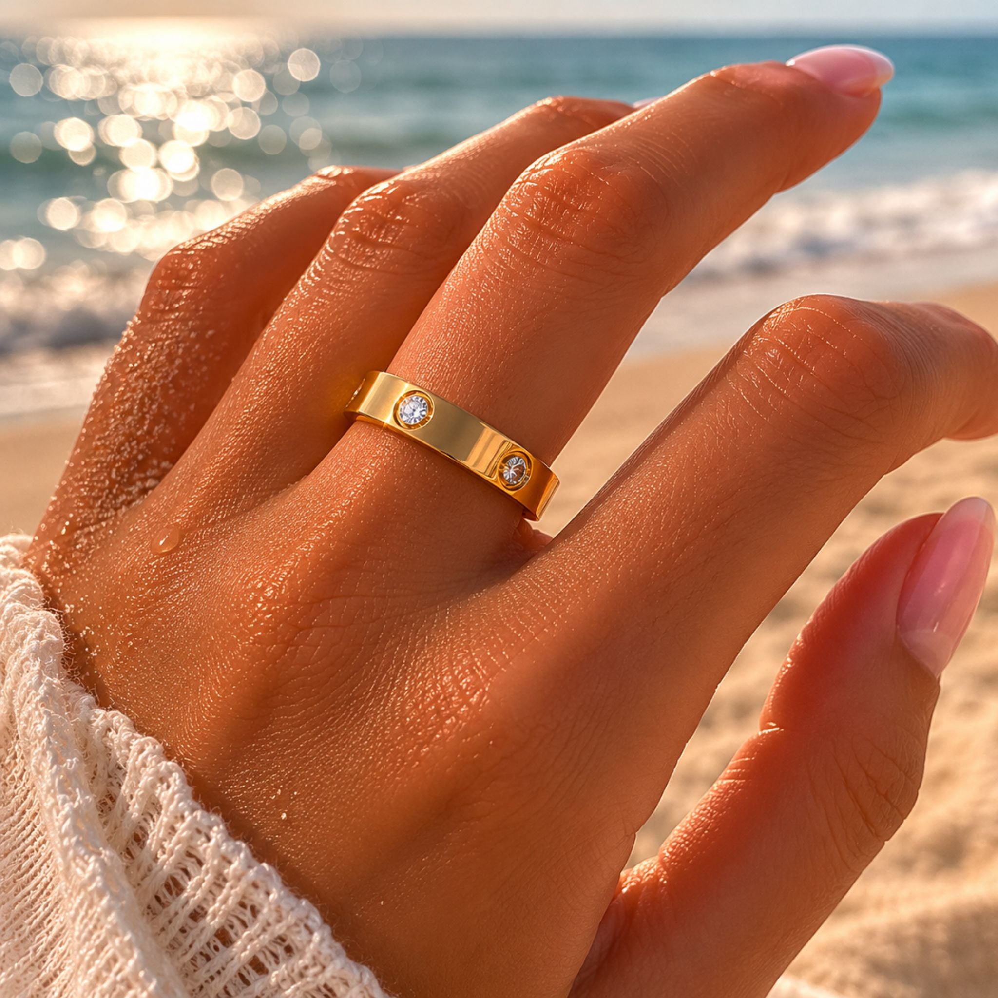 Aura Diamond Ring Gold am Finger getragen am Strand