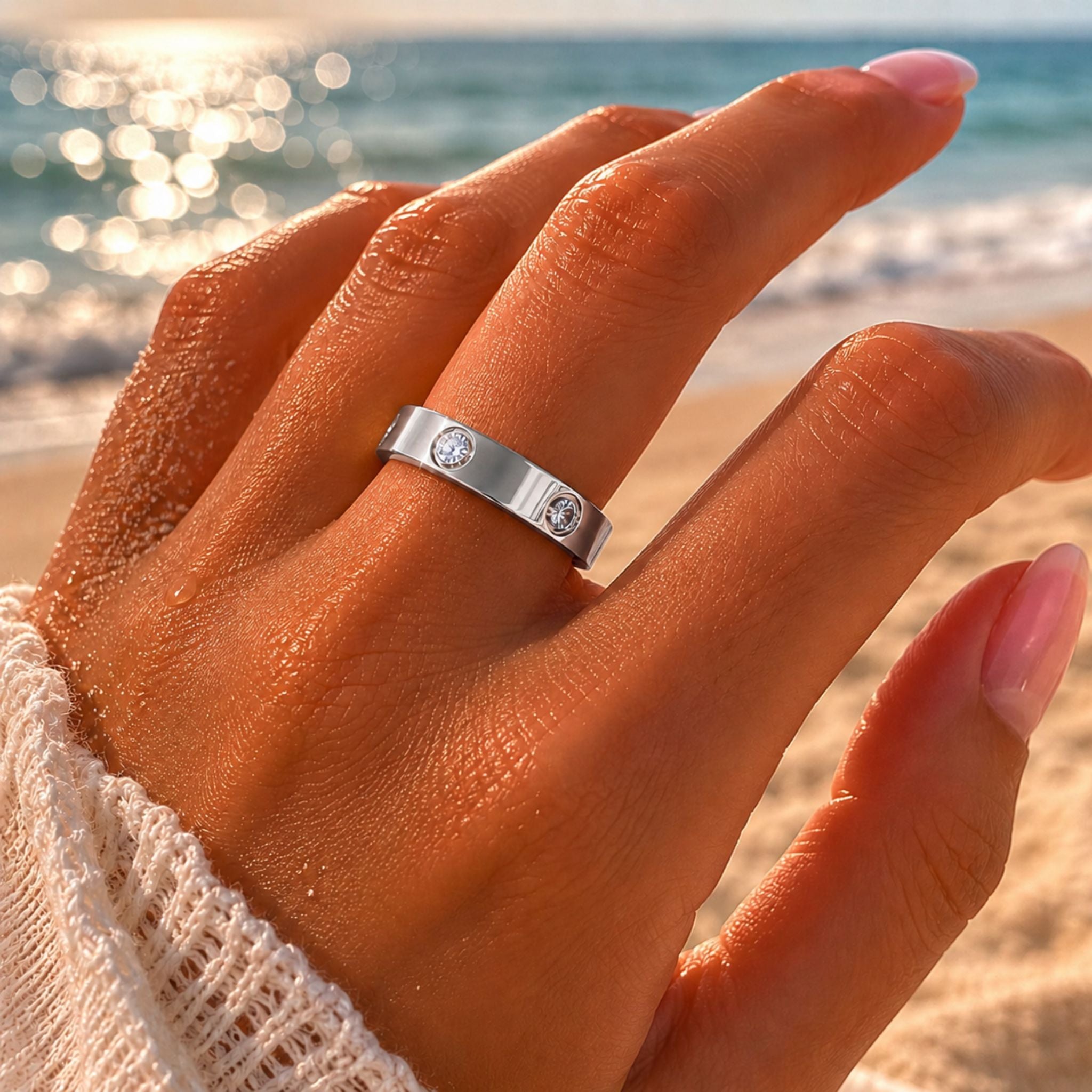 Aura Diamond Ring Silber am Finger getragen am Strand