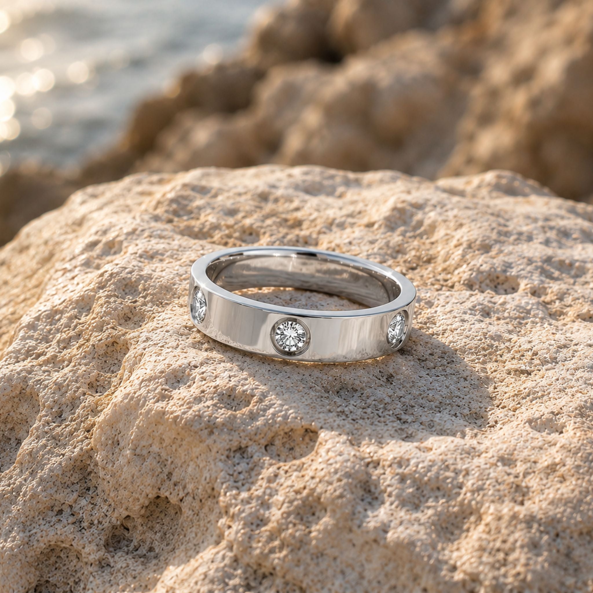 Aura Diamond Ring Silber auf Naturstein am Meer präsentiert