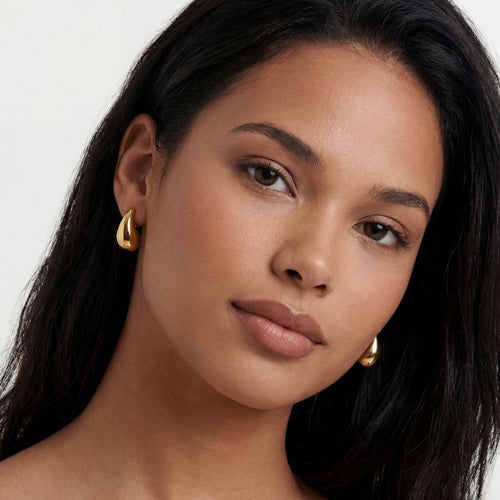 Aura Drop Ohrringe in Gold am Model getragen – wasserfest, hautfreundlich, kein Abfärben – Damen Schmuck von Selnaura
