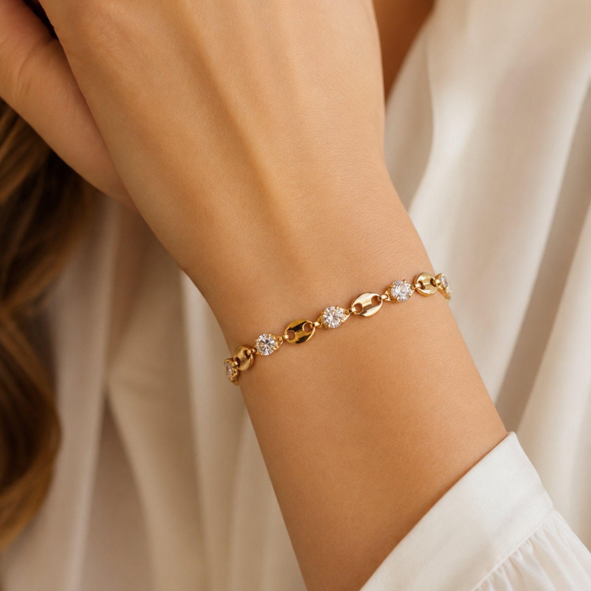 Goldenes Avelora Armband mit Zirkonia Akzenten am Handgelenk getragen