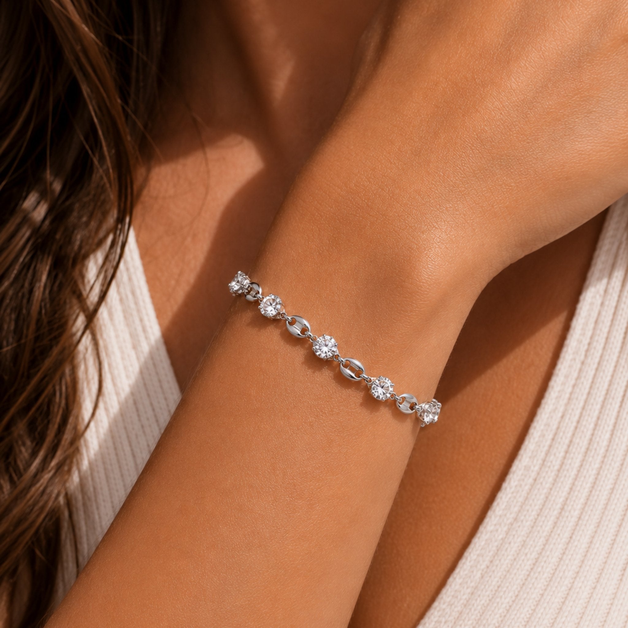 Silbernes Avelora Armband mit strahlenden Schmucksteinen am Handgelenk