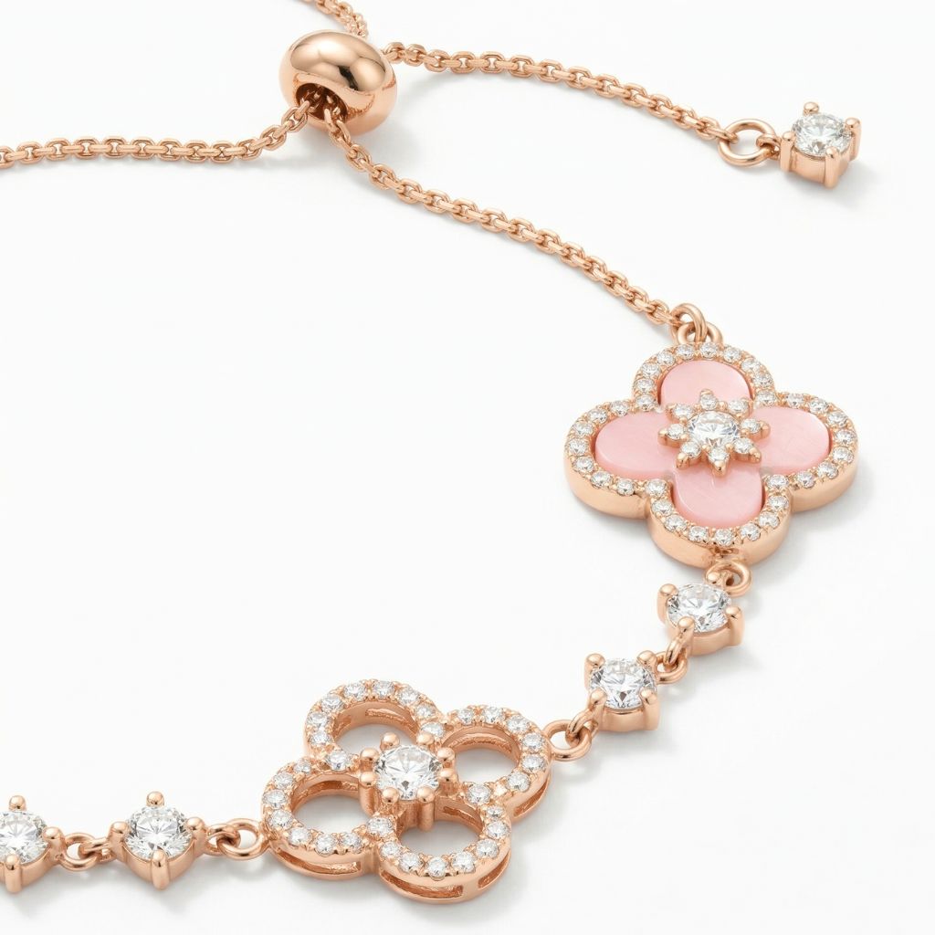 Blush Sparkle Armband in Roségold – Nahaufnahme mit pinkem Kleeblatt und Kristall-Details – wasserfest, hyperallergen – Damen Schmuck von Selnaura