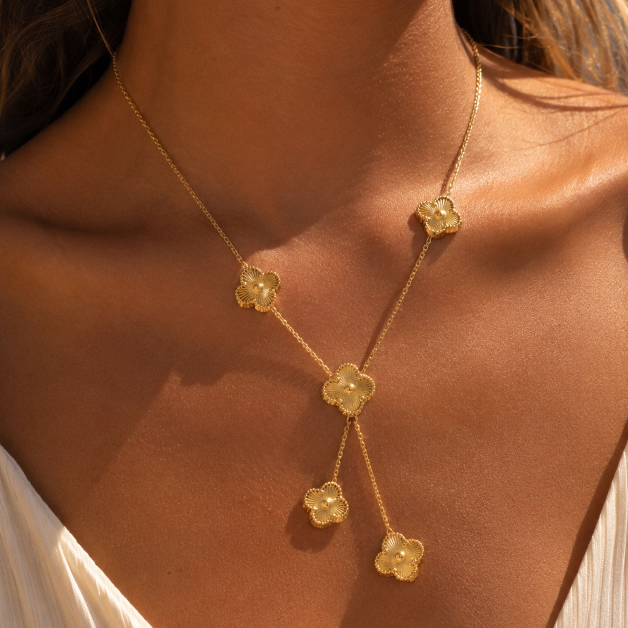 Clover Bloom Kette in Gold elegant getragen als stilvolle Kleeblatt Halskette