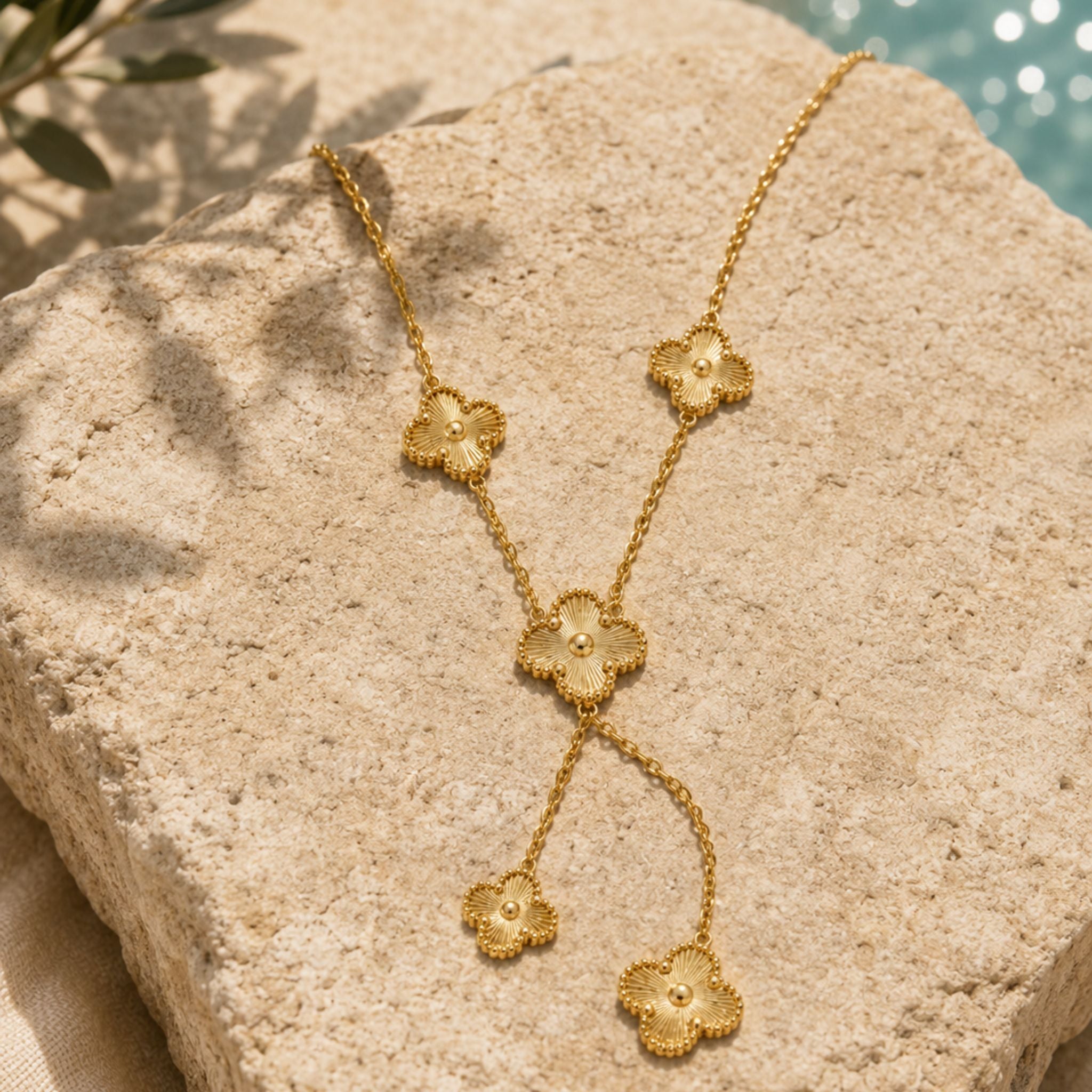 Goldene Clover Bloom Kette mit mehreren Kleeblatt Elementen und hochwertigem Design