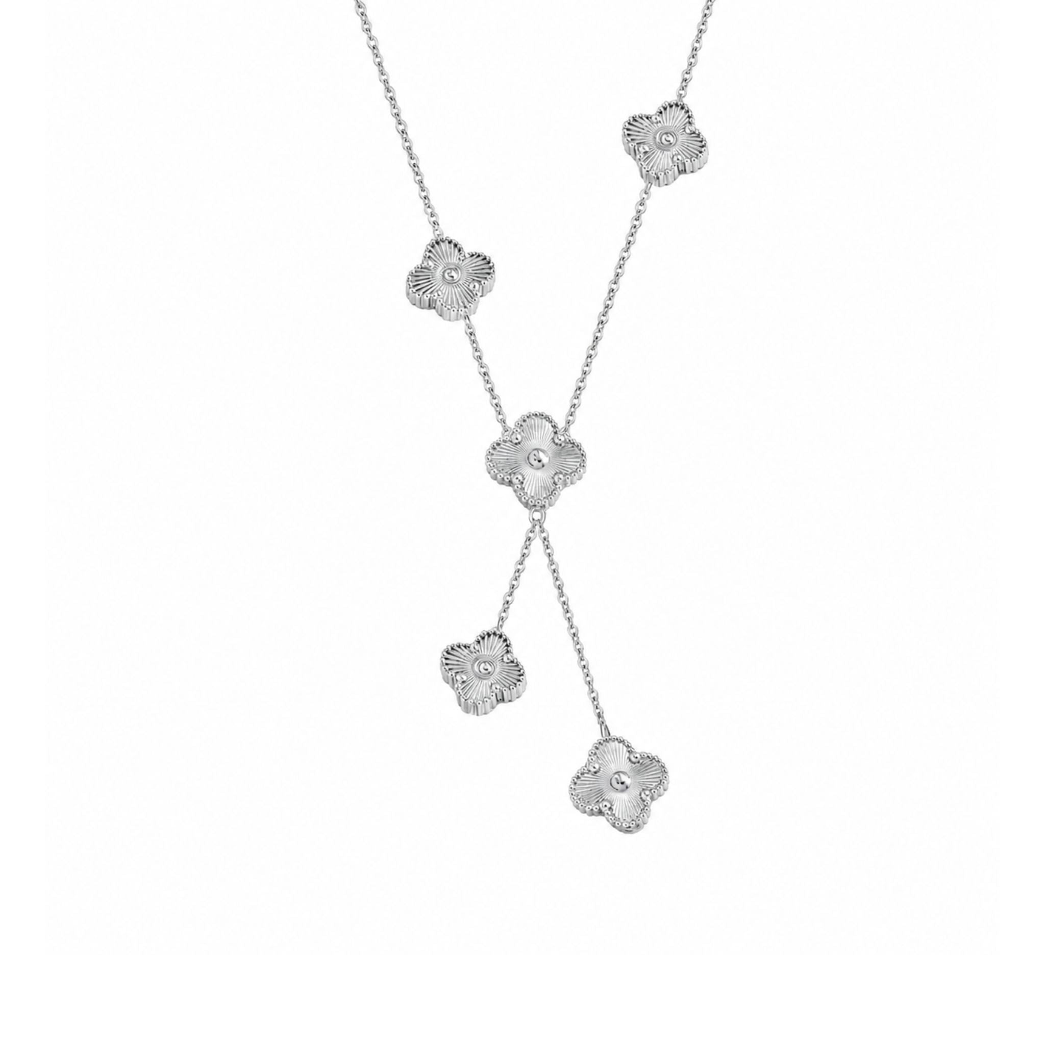 Clover Bloom Kette in Silber mit dekorativen Kleeblatt Anhängern für Damen