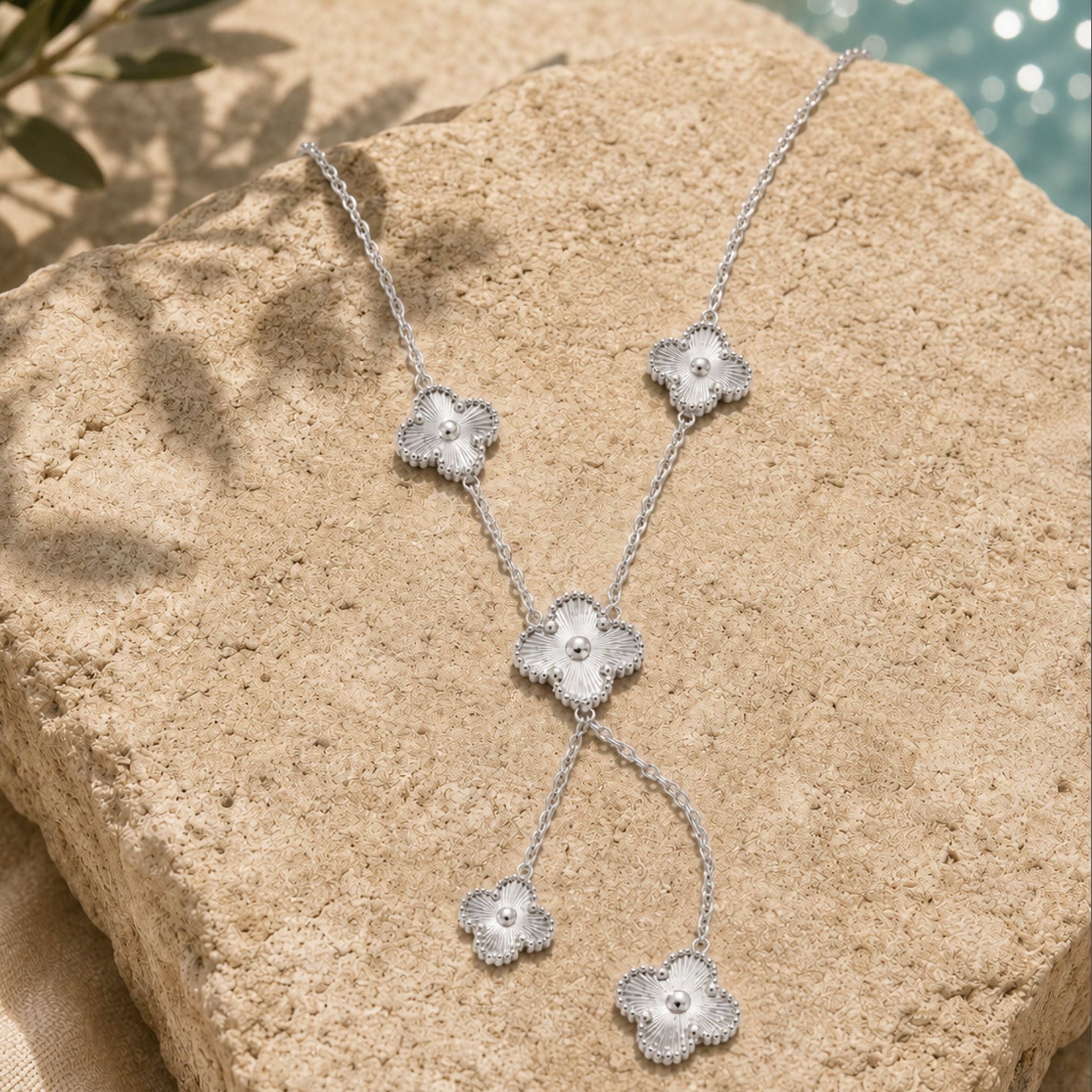 Silberne Clover Bloom Kette mit filigranen Kleeblatt Details und modernem Look