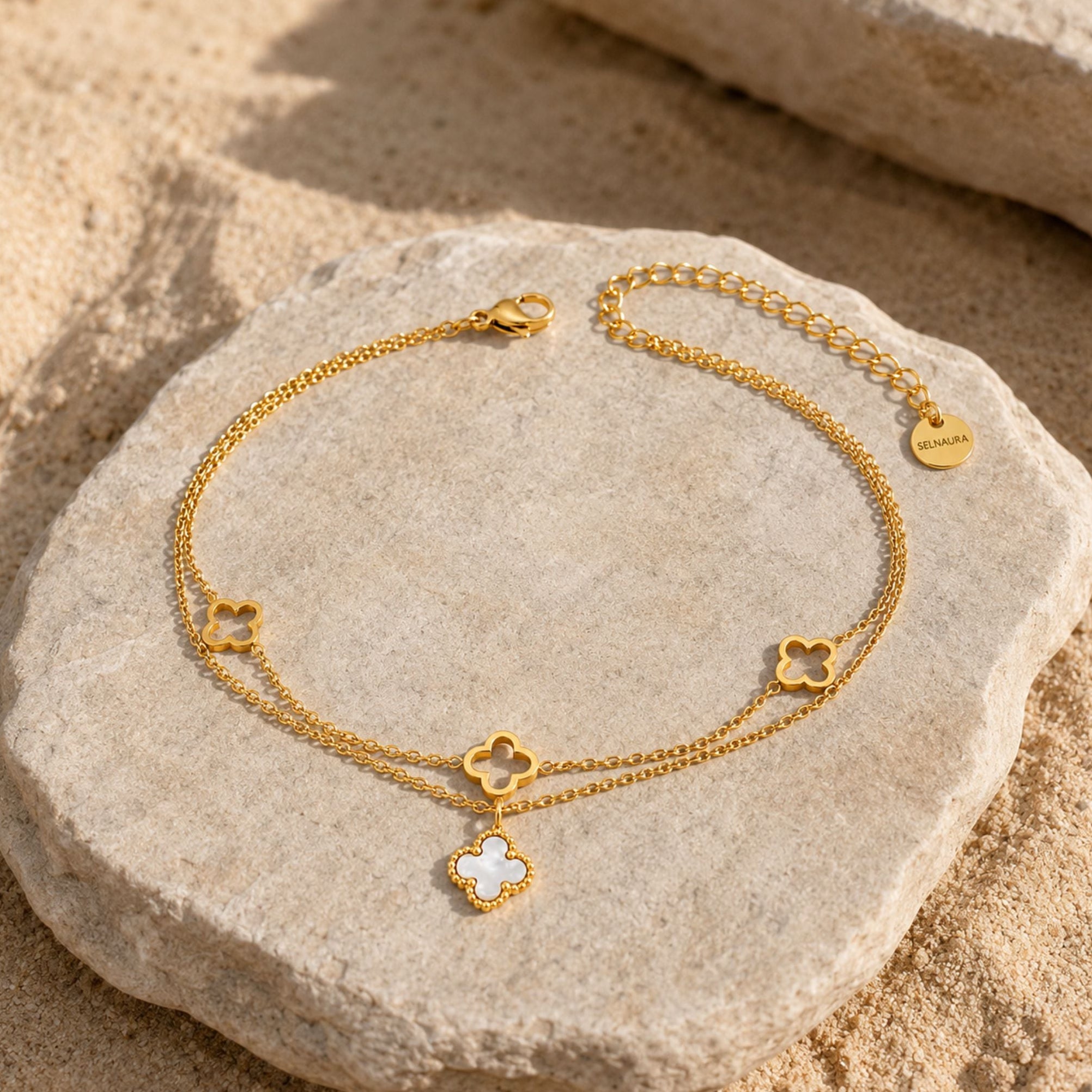 Filigrane Gold Fußkette mit Kleeblatt Anhängern und Perlmutt Akzent