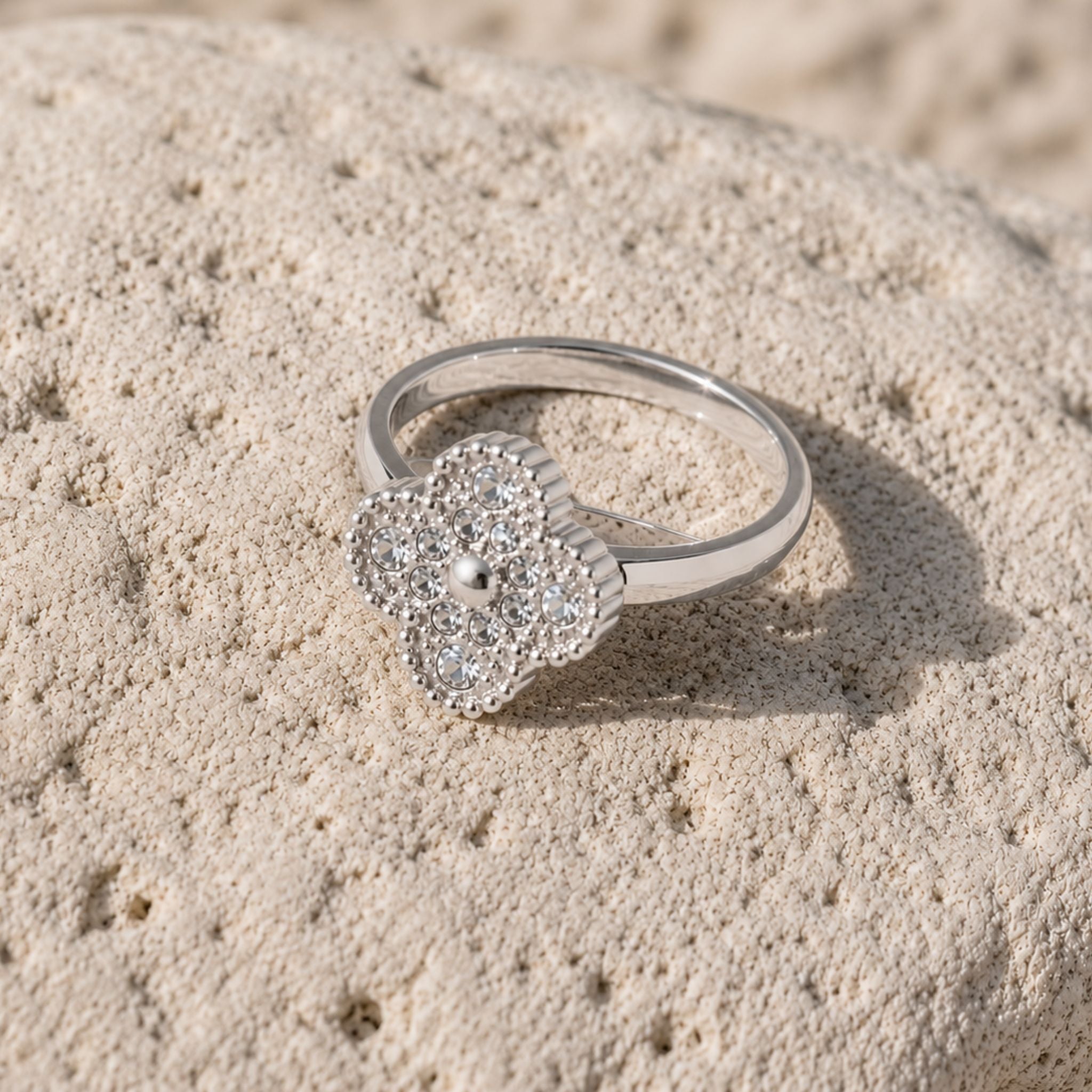 Silberner Kleeblatt Ring mit Zirkonia im eleganten Strand Look