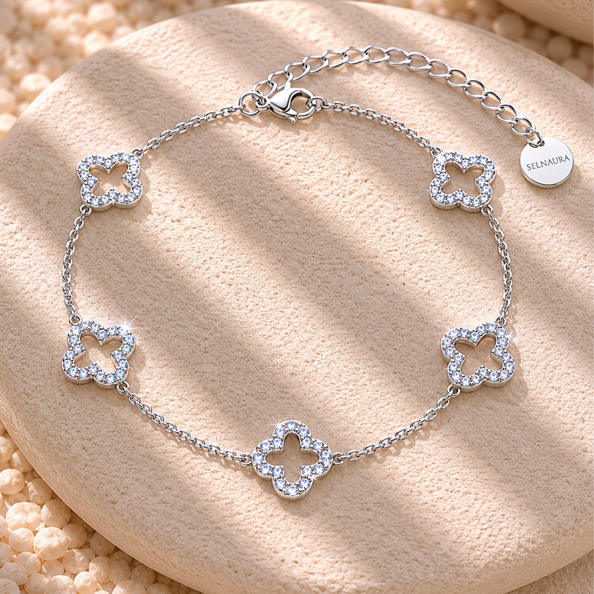 Crystal Clover Armband in Silber auf Naturstein mit funkelnden Schmucksteinen