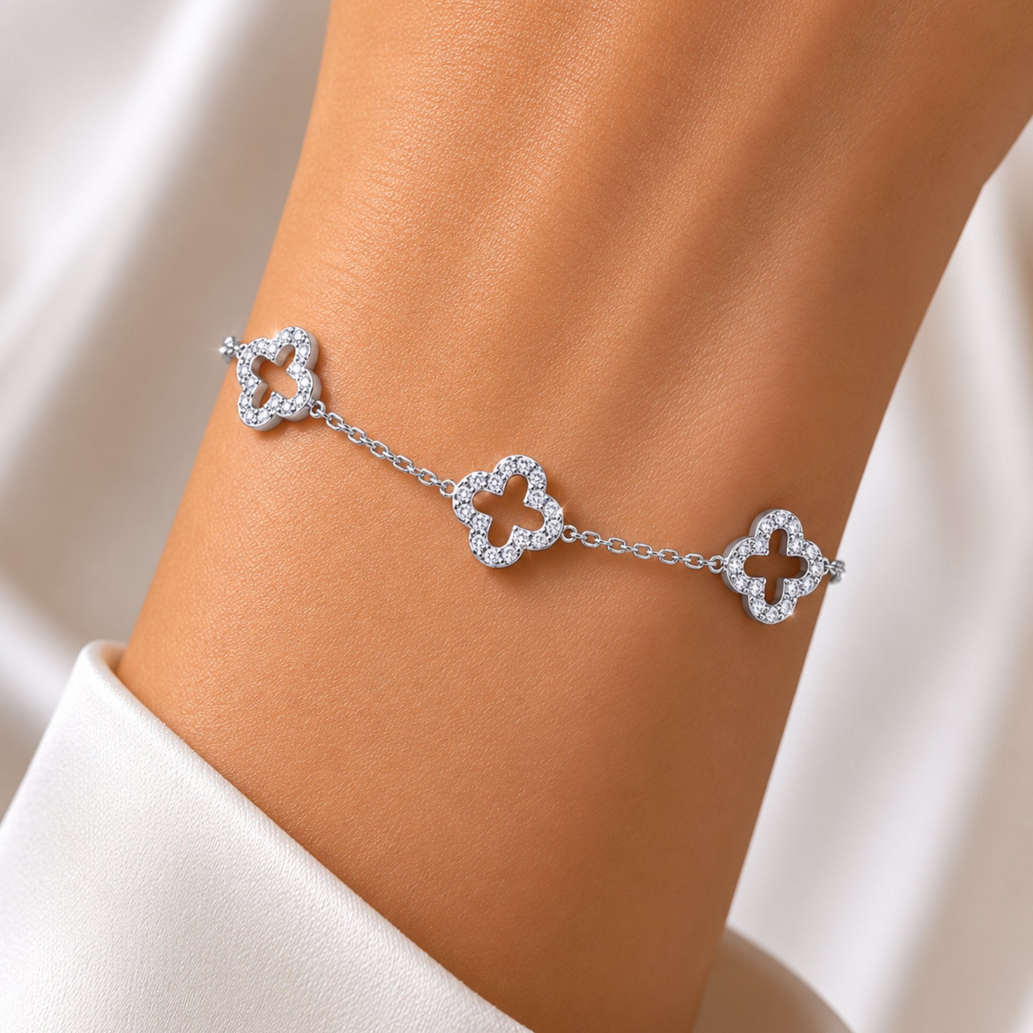 Silbernes Crystal Clover Armband mit funkelnden Kleeblatt Anhängern am Handgelenk