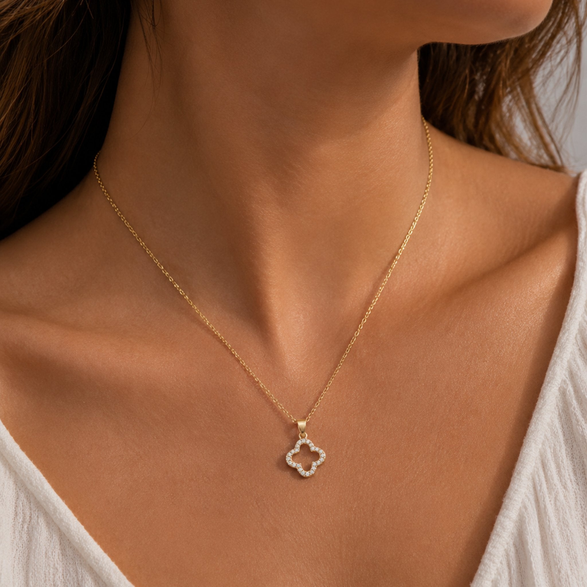 Crystal Clover Kette in Gold mit strahlendem Zirkonia Kleeblatt am Dekolleté