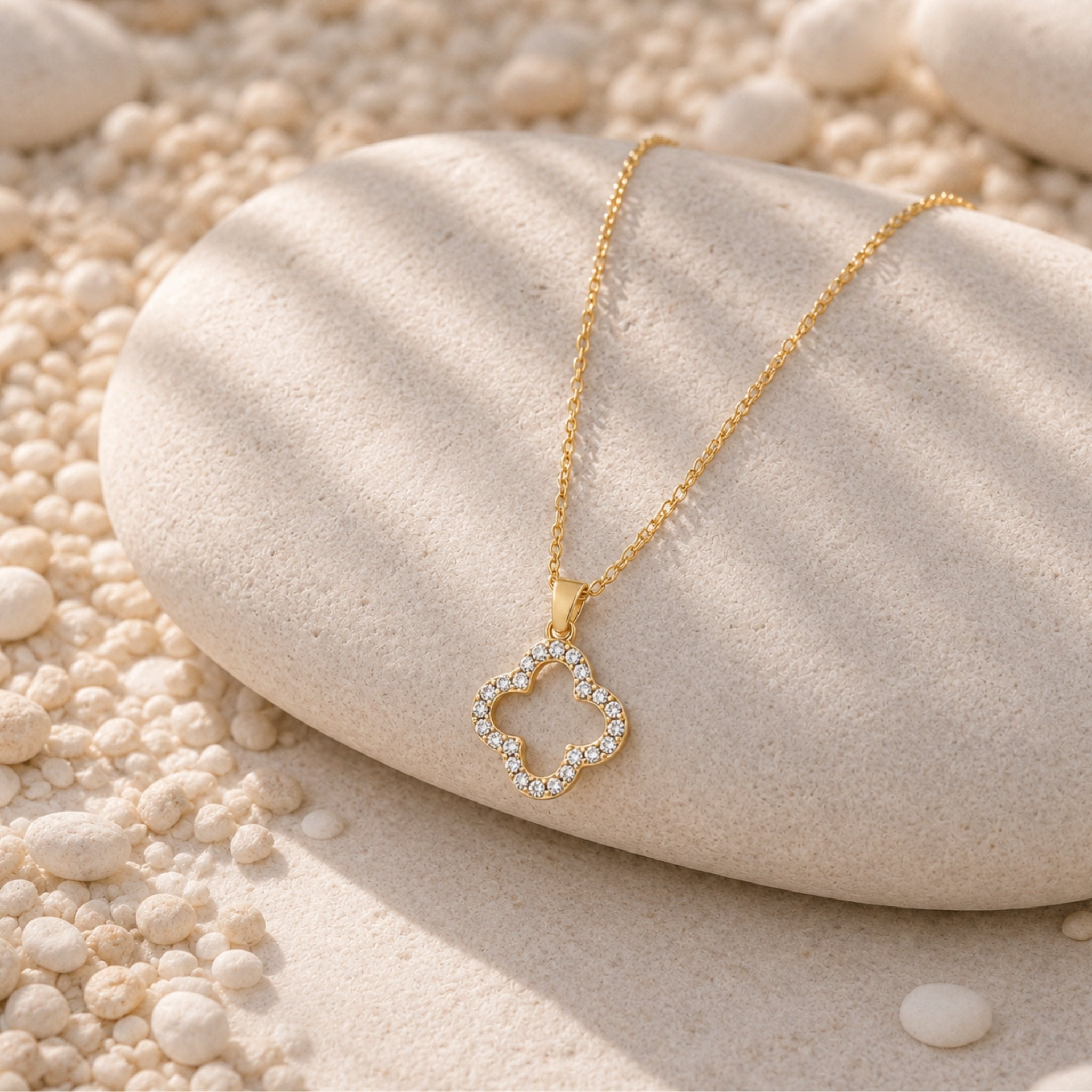 Crystal Clover Kette in Gold mit Zirkonia besetztem Kleeblatt auf Naturstein