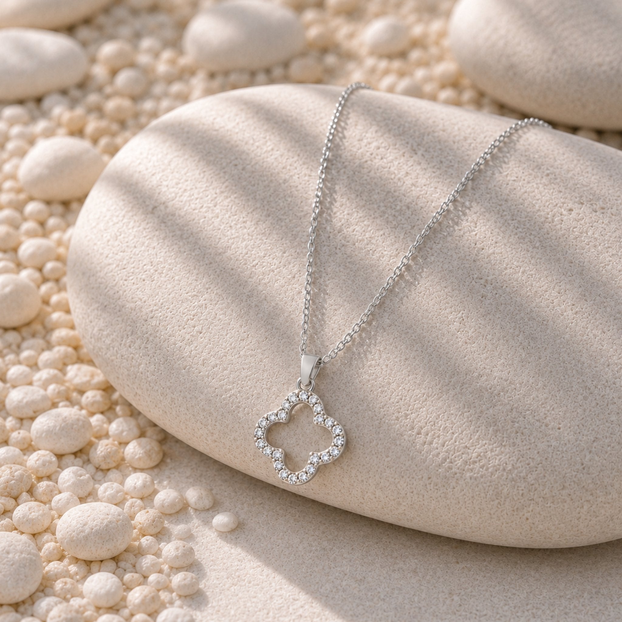 Crystal Clover Kette in Silber mit hochwertigem Zirkonia Kleeblatt auf Naturstein
