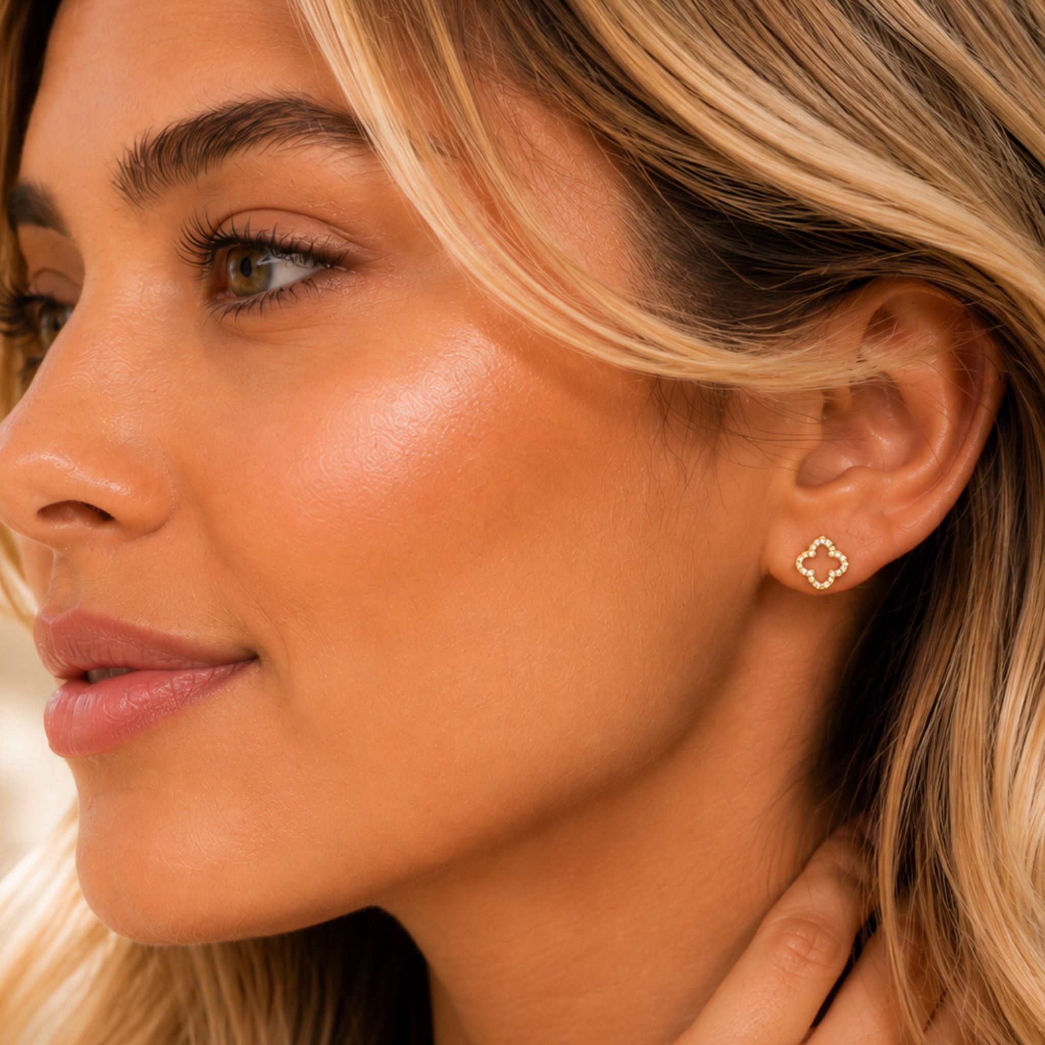 Crystal Clover Ohrringe in Gold mit Zirkonia Kleeblatt elegant getragen