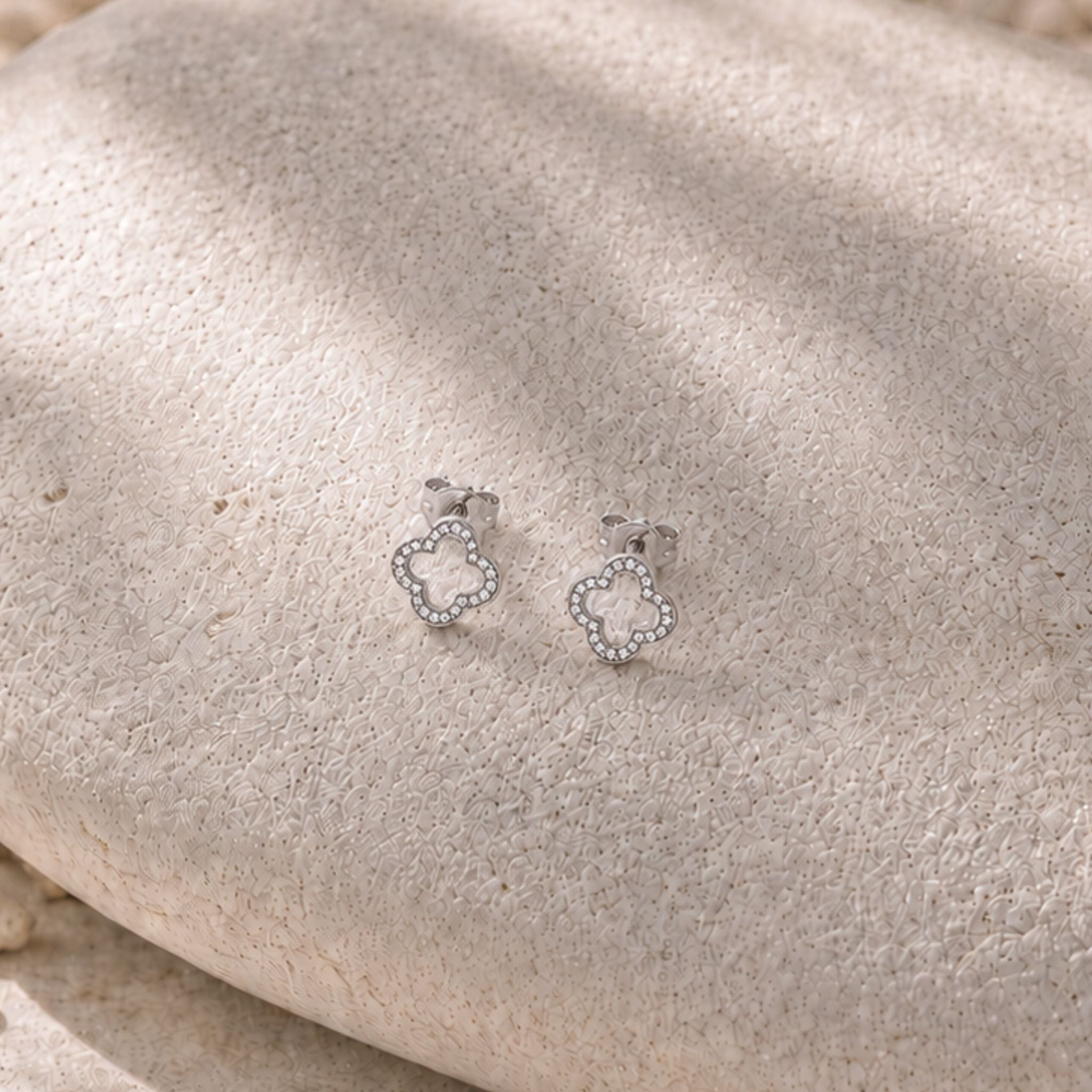 Crystal Clover Ohrringe in Silber mit hochwertigem Zirkonia Kleeblatt auf Naturstein