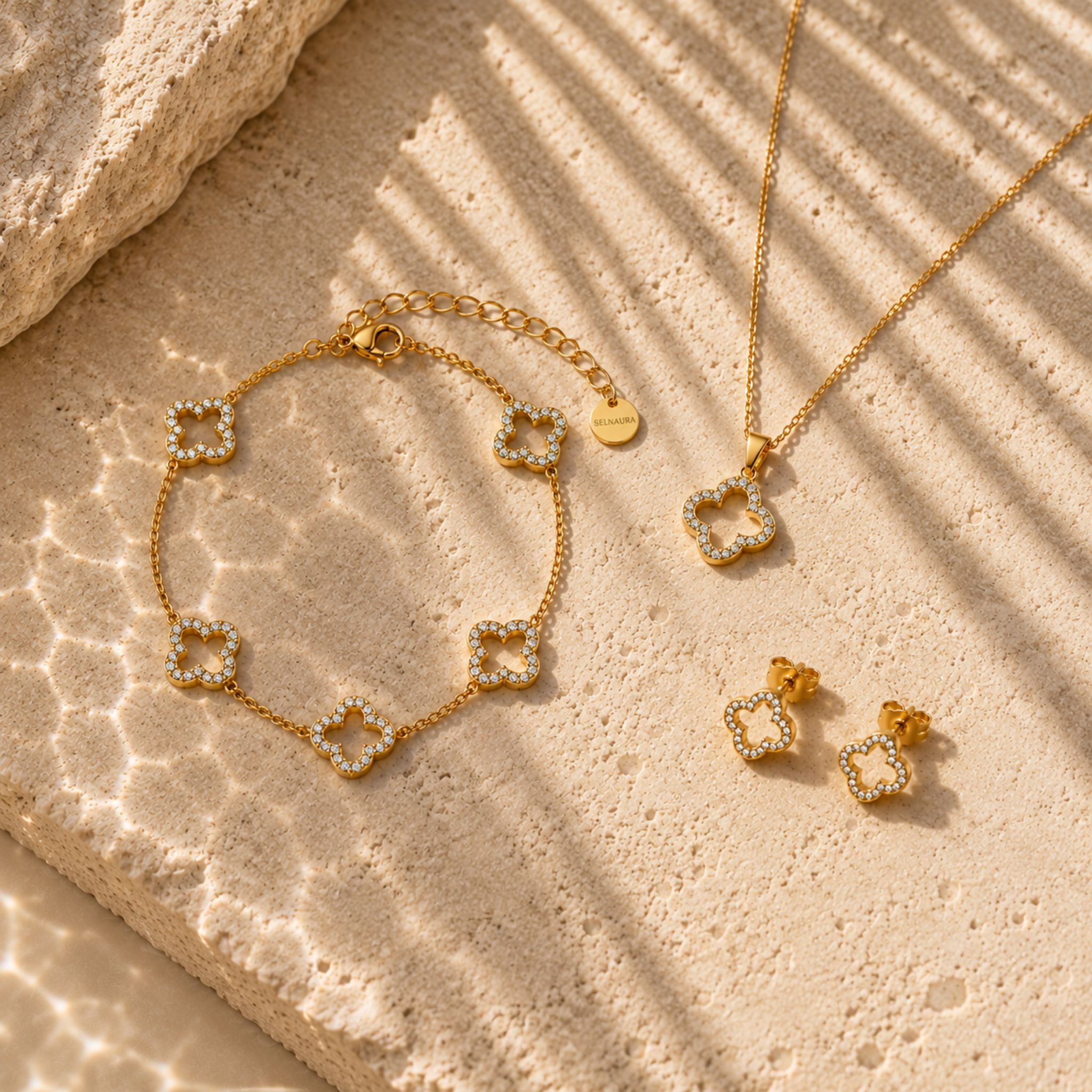 Crystal Clover Schmuckset Gold mit funkelnden Kleeblatt Anhängern aus Zirkonia