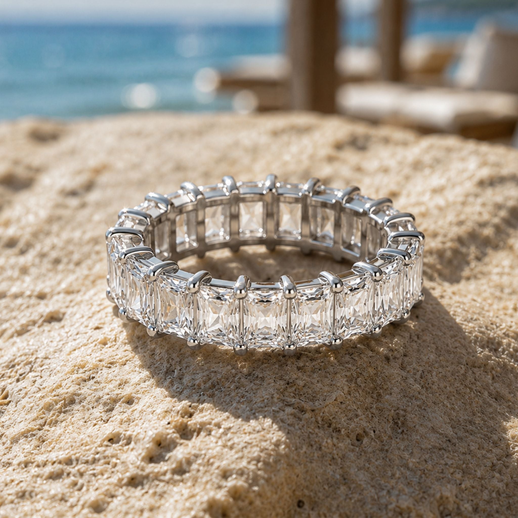 Silberner Eternity Ring mit funkelnden Zirkonia auf Naturstein