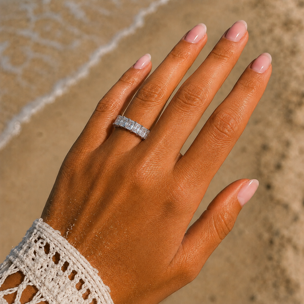 Diamond Princess Ring in Silber mit funkelnden Zirkonia Steinen elegant am Finger getragen